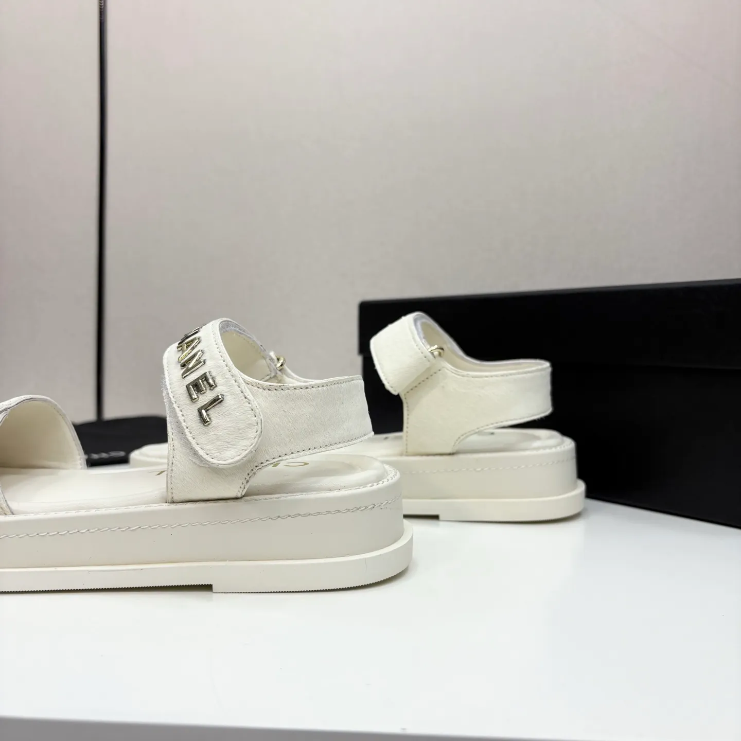 👟👟Ex-factory price 560👟👟Chanel Chanel's new early autumn thick-soled sandals are popular on catwalks on major social platforms. One of the most popular sandals at the moment. Soft and comfortable on the feet. Horsehair upper imported from Italy. Sheepskin feet. Original molded outsole Size: 35-40 (41 customized)